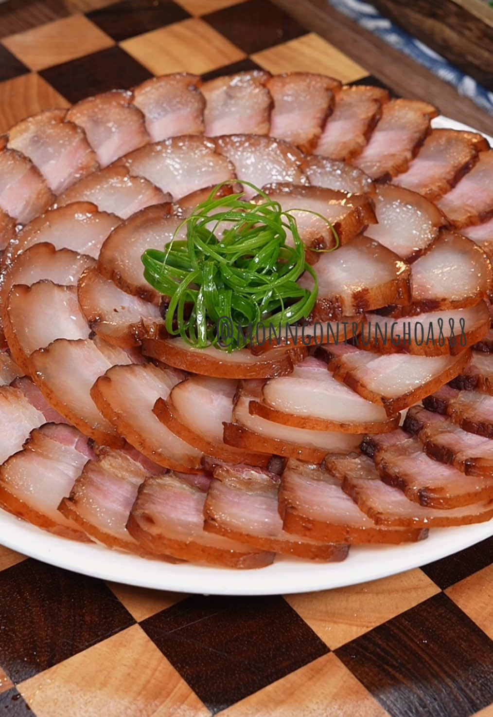 Hôm nay là tiết Lập Đông, cũng là thời điểm thích hợp để làm món thịt xông khói. Hàng năm vào dịp này, tôi đều làm rất nhiều thịt xông khói. Cách làm hôm nay không cần nướng lửa, không cần xông khói, mà thành phẩm vẫn có hương vị đậm đà. Cách làm còn đơn giản hơn cả việc đun nước sôi.#ngon #nauan #monngonmoingay #ănvặt #ănngon 