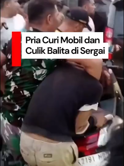 Viral di media sosial seorang pria dinarasikan mencuri mobil dan membawa kabur anak pemilik mobil di Dolok Masihul, Kabupaten Serdang Bedagai (Sergai), Sumatera Utara pada Selasa (4/11). Terlihat di video yang beredar, warga berkumpul di mobil yang tengah berhenti dan seseorang mengeluarkan anak perempuan dari mobil tersebut. Pelaku pun sempat dikeroyok warga sekitar. Kini kepolisian telah berhasil mengamankan pelaku dan barang bukti di Polsek Dolok Masihul. Creator: Cariss Nayla