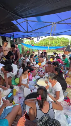 QUAKE AFFECTED RESIDENTS OF SAN REMIGIO HELPED THE VICTIMS OF BAGYONG TINO THROUGH BAYANIHAN 📦🇵🇭 Panoorin: Mga residenteng naapektuhan ng lindol sa San Remigio Heights, Tambongon, sa San Remigio, Cebu, tumulinh sa pagre-repack ng mga natitirang relief goods na kanilang natanggap upang ipamahagi sa mga biktima ng Bagyong Tino kahalon, Nobyembre 6, 2025. Sa kabila ng kabilaang krisis, nananatili parin ang “BAYANIHAN” ng mga Cebuano sa kapwa na nangangailan ng agarang tulong.  Big heart and hands, indeed! 👏❤️‍🩹 Kamusta naman kaya ang mga politikong nasa ibang bansa, nagba-bakasyon habang unti-unting nalulugmok at nilalamon ng tubig baha ang mga kabahayan maging ang mga kabuhayan na dekadang pinaghirapang buoin? May hustisya nga bang matatamo ang bawat kapatid nating apektado ng Bagyong Tino sa palpak na Flood Control Project na proyekto ng gobyerno? 🤔 📸Joswe Demolar Millor #typhoontino #cebu #foryou #foryoupage #fyp 