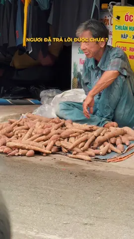 Sáng thấy chú này ở đây mới lại ngồi đối diện sạp mình. Nhìn vừa thường và vừa buồn cười. Không biết ai ép chú hay là chú nghiện rượu nữa #saigontrend #saigon #cuocsongthuongngay 