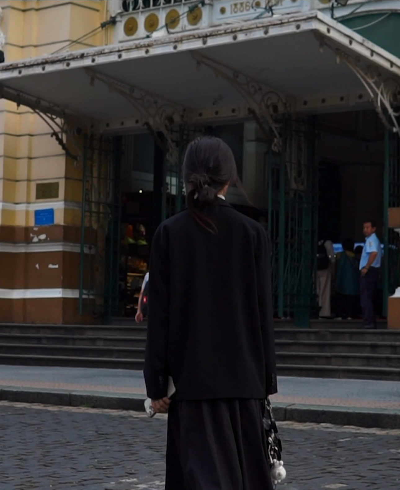 Chào Sài Gòn nhé, mình về đây. Tạm biệt gần bốn năm thanh xuân tôi đã gửi trọn nơi này. Tôi dọn dẹp căn phòng nhỏ, thu xếp từng món đồ quen thuộc. Dạo quanh một vòng Sài Gòn, ghé lại quán ăn thân quen, đi qua những con ngõ nhỏ chất đầy kỷ niệm. Tôi đứng chờ chuyến xe đưa ra sân bay chuyến xe sẽ đưa tôi trở về nhà. Cảm xúc thật khó tả, chẳng biết nên gọi tên cảm giác ấy là gì. Ngày này rồi cũng đến… Tạm biệt Sài Gòn. Tôi sẽ nhớ lắm, nhớ thật nhiều. ----- #tambiet #tambietsaigon #cs #xh 