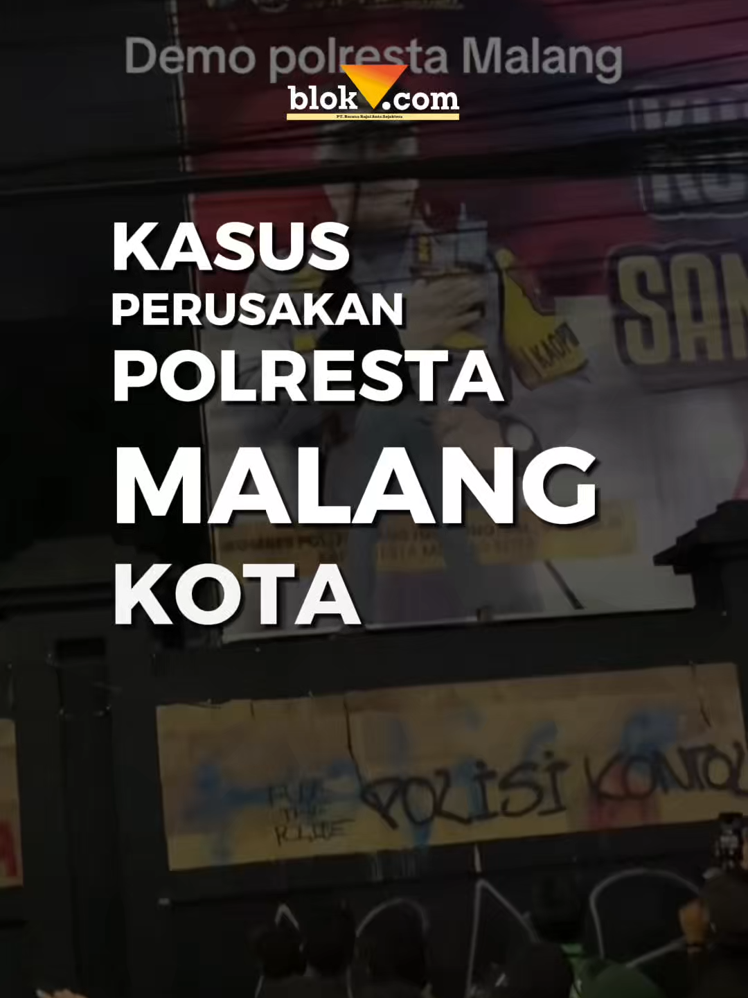 Kejaksaan Negeri (Kejari) Kota Malang resmi menerima pelimpahan 12 tersangka kasus perusakan Mapolresta Malang Kota dan pembakaran sejumlah pos polisi. Pelimpahan dilakukan pada Kamis (6/11/2025) sebagai bagian dari total 19 tersangka yang terlibat dalam aksi tersebut. Kasi Intelijen Kejari Kota Malang, Agung Tri Radityo mengatakan, belasan tersangka itu terbagi dalam lima berkas perkara. “Berkas pertama atas nama Rizal Efendi. Lalu berkas kedua atas nama M Ilham, Bagus Ahardian, M Sabil, Awani, Yuga Ananda, dan Bagas Reza,” ujarnya. Sementara itu, tiga berkas lainnya masing-masing atas nama Dadan Zaki, Fardan Abi, serta Farendra, Amdan Suseno, dan Pratama Putra Akbar. Selengkapnya swipe up story atau kunjungi website www.blok-a.com #infomalang #infomalangraya #aksidemo #kejaksaannegeri