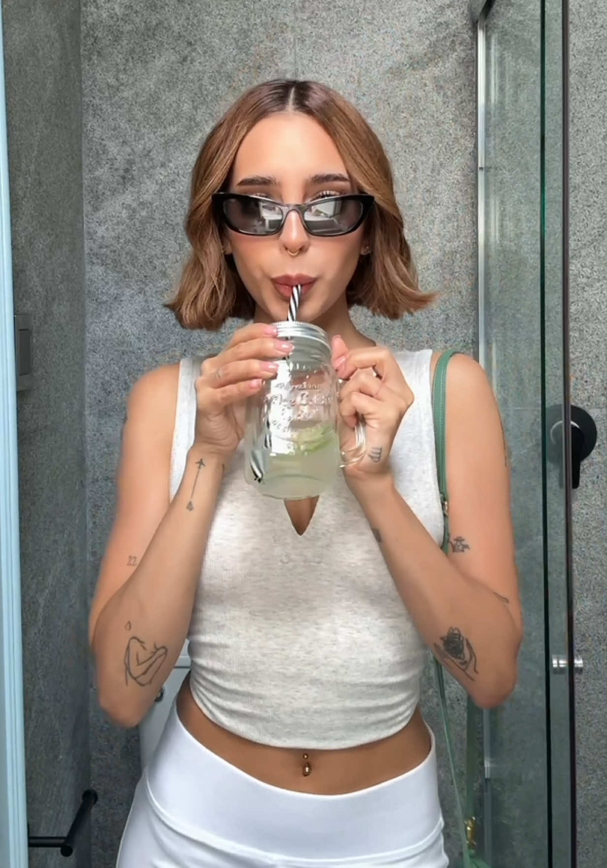 En mi bolsa llevo de todo, pero hay un esencial que nunca falta: mi Obao de @Garnier México 🌿 Porque no hay nada mejor que sentirse cómoda, fresca y con un aroma delicioso donde sea que estés. #DermoEficacia #GarnierMX #GarnierSkincare #SkinTips #Publicidad