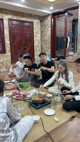 làm tí lẩu ngày mưa gió lạnh..
