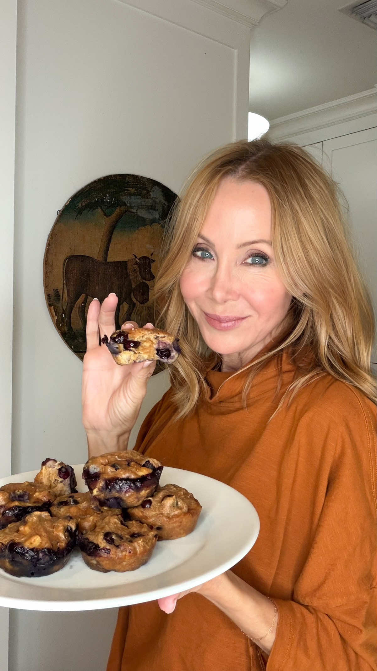 Just 4 ingredients — gluten-free, protein-packed, and naturally sweet. Banana, peanut butter, eggs, and blueberries = pure goodness Ingredients: 2 ripe bananas, mashed 1 cup creamy peanut butter 2 large eggs 1 cup blueberries Instructions: Preheat oven to 350°F (175°C). Mix bananas, peanut butter, and eggs until smooth. Fold in blueberries. Divide into a greased or lined muffin tin. Bake 12–20 min, until a toothpick comes out clean. Cool before removing. Storage: Keep in an airtight container in the fridge up to 1 week.