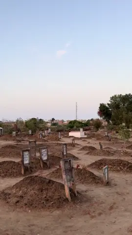 یہاں سے وہاں تک کا سفر صرف آذان اور نماز ختم ہورہی ہیں پل دو پل سانسیں اور ھمیں کل کی امیدیں وہ بھی پل دو پل #fyp #aasim❤️🍂 #caption #viralvideo #graveyard 