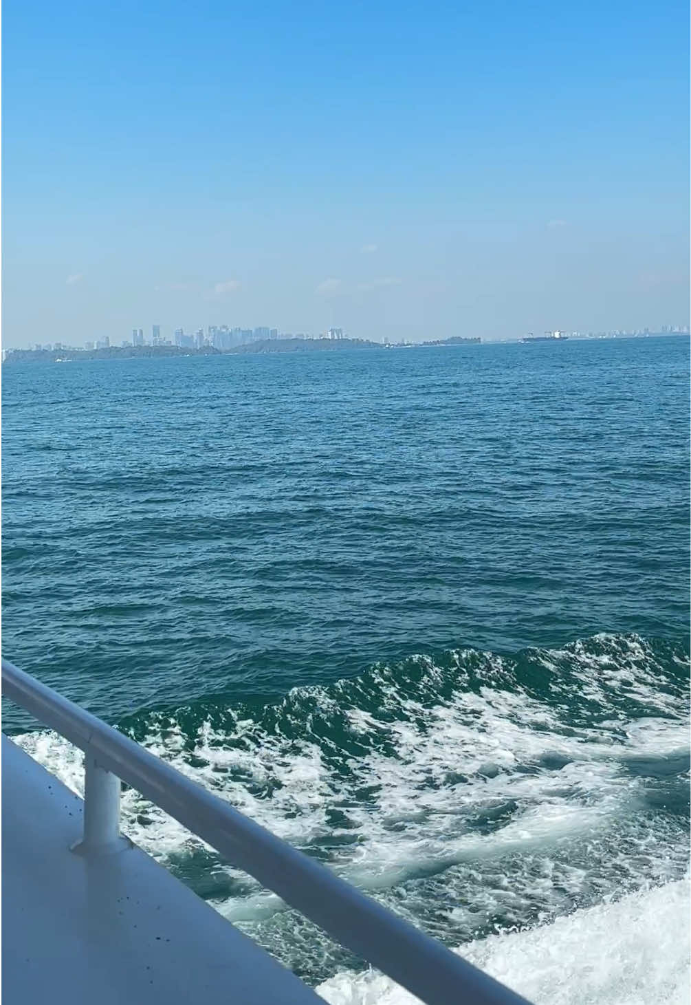 Kepulauan riau seindah ini ketua, dah mo akhir tahun enaknya healing ke Batam atau seberangnya niih? Nyebrang dikit langsung luar negeri kita mainnya 🤭 Dekat kali, mau ke negara tetangga Malaysia atau singapore nih ketua?😋 Kalau kepri lautnya emang gaada obeng, secantik itu emang💖 #batam #batampunyacerita #kepulauanriau #tanjungbalaikarimun #tanjungpinang 