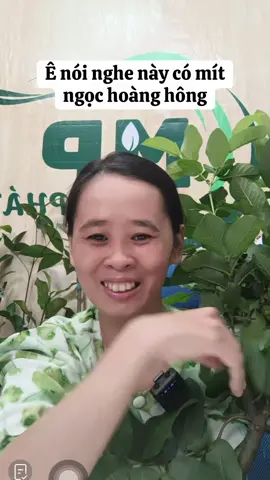 Nay chị Hân mặc bộ đồ xanh lá đi bán cây giống luôn gòi #hannguyen #funny 