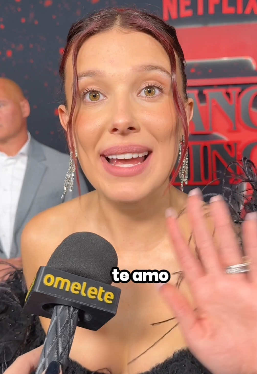 #MillieBobbyBrown desde la alfombra negra de #StrangerThings 5 en Hollywood platicó con nuestra familia de @Omelete sobre lo agradecida que está con Eleven ❤️🥹