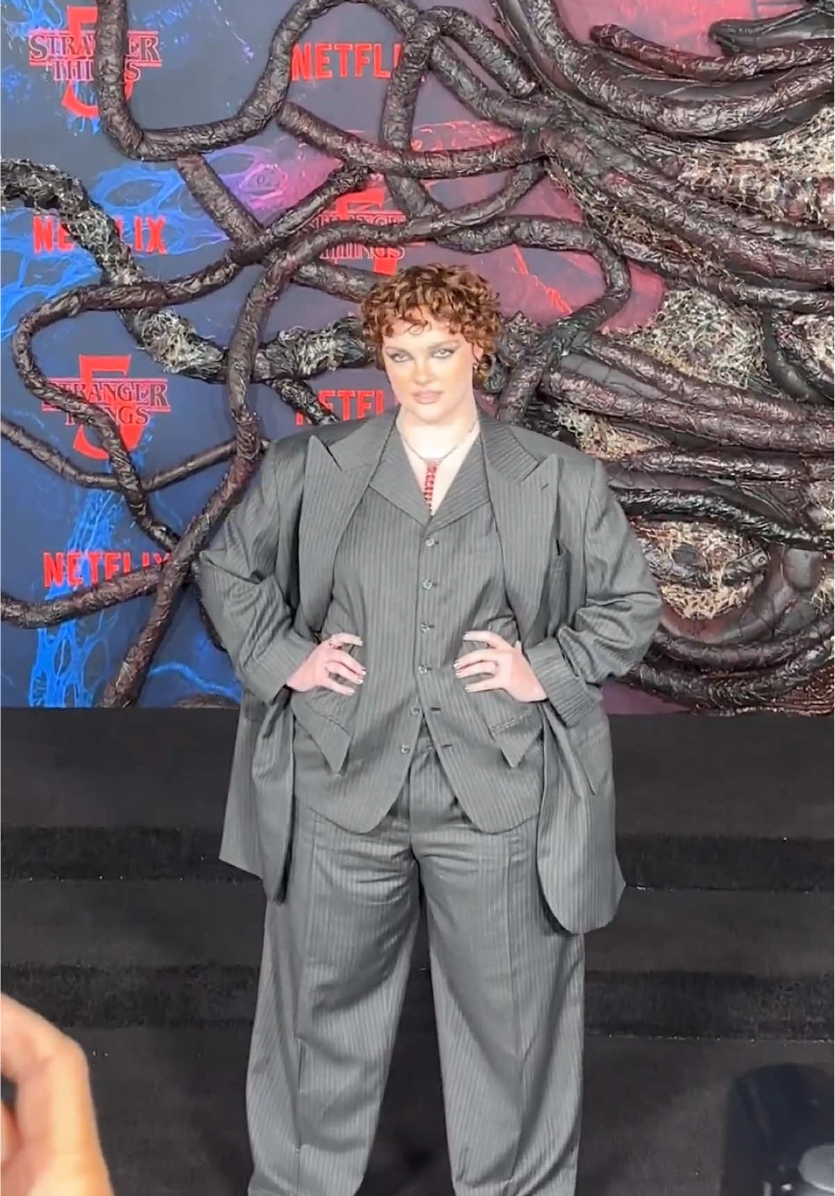 Shannon posing at the “Stranger Things 5” premiere.|| #strangerthings #shannonpurser #strangerthings5 #fyp #fypシ 