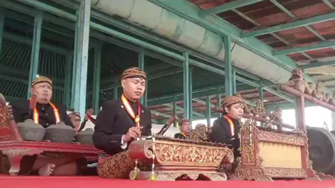.. .apa yang anda rasakan setelah mendengarkan ini ??? #gamelankraton  kanjeng kyai jatingarang yang sudah berusia puluhan tahun . ditabuh sebagai penghormatan terakhir kepada suwarga Kanjeng Sinuhun Pakubuwono 13 🙏🙏 #kratonsurakarta 