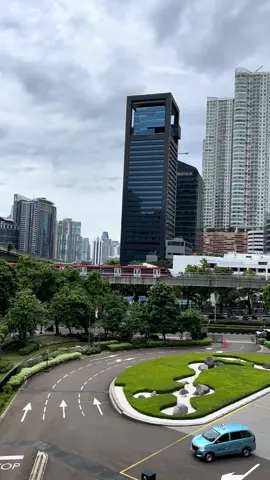 Lumayan buat prank temenmu, biar dikira lagi jalan jalan padahal mah dirumah 😂 📍Trinity Tower, Kuningan, Jakarta Selatan #videomentahan #prankvideo #jakarta #skytrain #scbd 