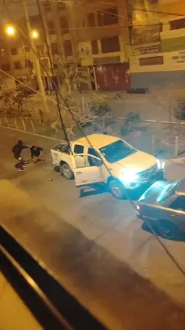 robo en los olivos , en ningún lado estamos seguros. el carro plomo cierra a la camioneta y el chico al negarse empiezan a golpearlo y le disparan y siempre apuntando con el arma ,también apuntando a los vecinos 