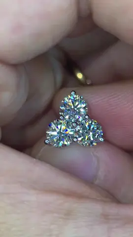 Mẫu classic đính 3 viên – ánh sáng hội tụ trong từng giác cắt. 5ly4 nước D VVS – trong, sáng, rực rỡ không góc chết. 39tr/đôi (vàng 14k, 6 giấy IGI) ✨ KIM NGÂN VŨ ✨ 💎 Chuyên Chế Tác Trang Sức Kim Cương Lab Grown Diamond 💍 Nhận chế tác trang sức theo yêu cầu – độc quyền, tinh xảo từng chi tiết 🔄 Thu – đổi dễ dàng theo % niêm yết của Kim Ngân Vũ 💎 Giá siêu tốt – Có giấy kiểm định quốc tế IGI, GIA  📲 Zalo/CSKH: 0763 240 153 🏡 Địa chỉ: 72A Nguyễn Duy Dương, P.9, Q.5 (Kios 4 Duy Phước) 🕐 Giờ mở cửa: 11h–18h (T2–T7, CN nghỉ) #kimcuongnuoicay #labdiamond #cvd #hpht #kimnganvu