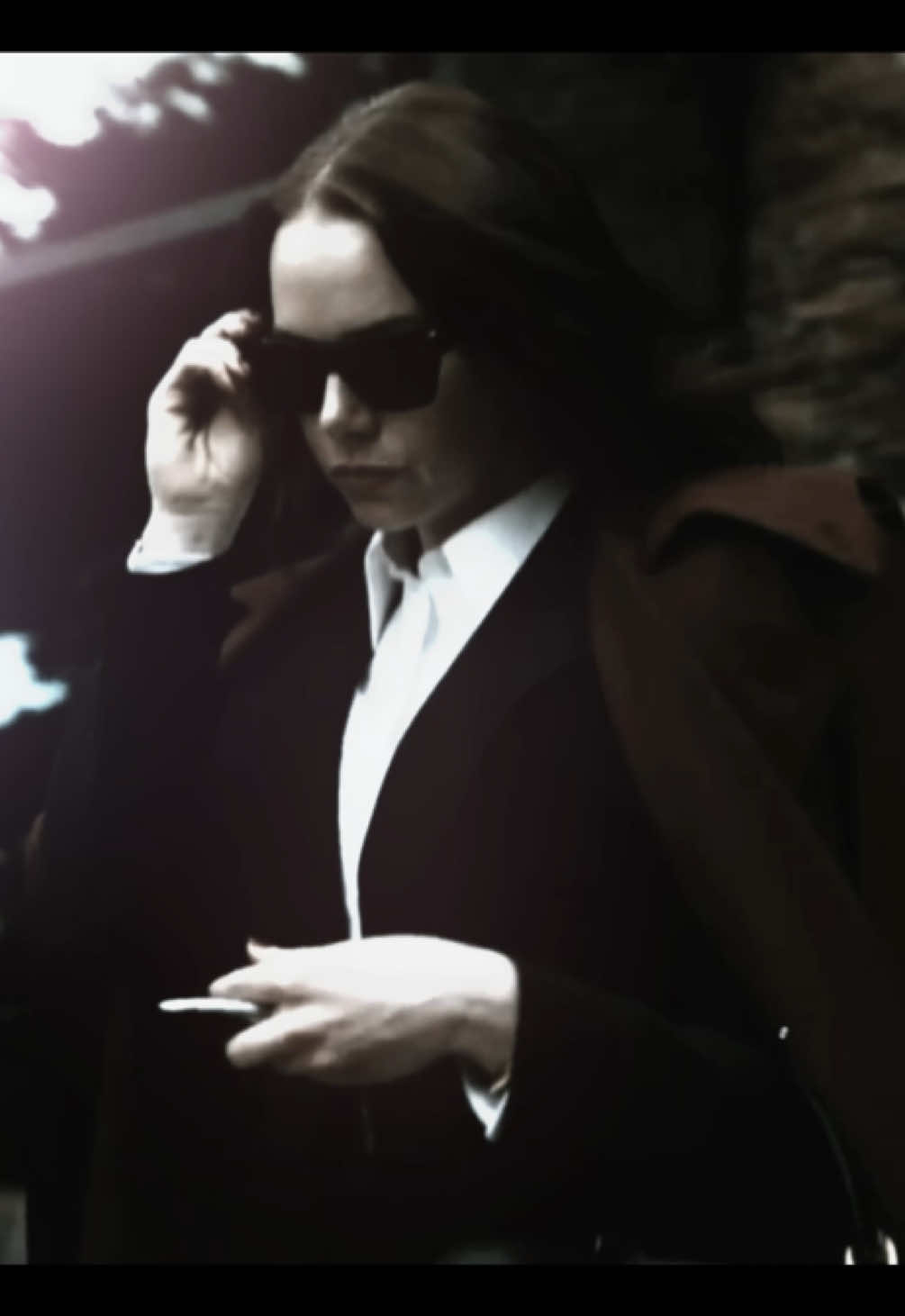 RUN!!! 🏃🏼‍♀️ 🏃🏼‍♀️ DONT WALK TO THE THEATERS 😝😝🙏🏼  #bugonia #emmastone #jesseplemons #emmastoneedit #edit  cc drkho1d ac watvolts.ac 