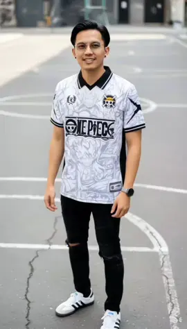 Jersey One Piece kerah wangki dengan print karakter detail dan gaya vintage boxy. Bahan ringan, adem, dan nyaman untuk aktivitas harian atau olahraga. Cocok buat penggemar anime yang ingin tampil beda dan tetap stylish. Unisex, bisa dipakai cowok & cewek. #JerseyAnime #OnePieceIndonesia #BajuAnime #StreetwearAnime #outfitkeren 
