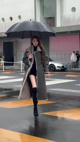 Không cần là người đầu tiên, chỉ cần là người cuối cùng - và duy nhất.#outfit #bachtuyetfashion #thoitrangthudong #aokhoacda