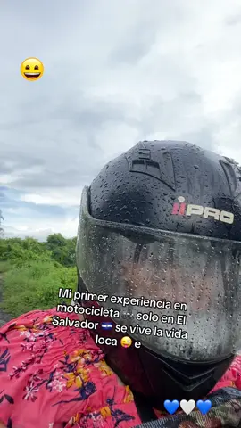 Apesar que estaba lloviendo 🌧️ la calle lodosa estuvo chivó el viajé nome dio mello jeje 😜 #moto #fyp #parati 