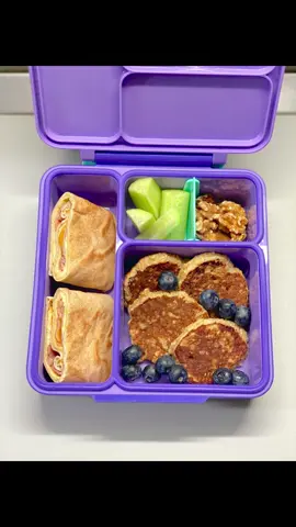 Bună dimineața, vineri! ❤️ ✨ Pancakes cu banane și ovăz ✨ Ingrediente:  🥞 2 banane coapte bine (ale mele au fost mici)  🥞 2 ouă (ale mele au fost mari)  🥞 4-6 linguri de fulgi de ovăz fini (ajustați în funcție de mărimea ouălor și bananelor; compoziția trebuie să fie ușor lichidă, dar legată)  🥞 un praf de sare  🥞 1/2 linguriță praf de copt  🥞 1/2 linguriță scorțișoară   🥞 puțină esență de vanilie (opțional)  Mod de preparare:  Pasează bananele cu o furculiță până devin piure fin. Adaugă ouăle și amestecă bine. Încorporează fulgii de ovăz, praful de copt, sarea și scorțișoara.  Dacă vrei o textură mai fină, poți măcina ovăzul înainte. Lasă compoziția 5–10 minute să se îngroașe puțin (ovăzul absoarbe lichidul).  Încinge o tigaie antiaderentă, unge-o cu puțin ulei. Pune câte o lingură mare din compoziție pentru fiecare pancake și coace-le 1–2 minute pe fiecare parte, până devin aurii. Poftă bună! 🥰 👉🏻 Dacă îți plac pachețelele mele un ❤️like sau 🗒️comment vor ajuta ca ele să ajungă la cât mai multe mămici și nu numai. 🫶🏼 📌 Salvează postarea pentru idei într-o zi fără inspirație. 🤍 🔔 Să facem pauzele mai gustoase și hrănitoare! 🎒 #ideidepachetel #pachetelpentruscoala #lunchbox #lunchboxideasforkids #healthybreakfast 