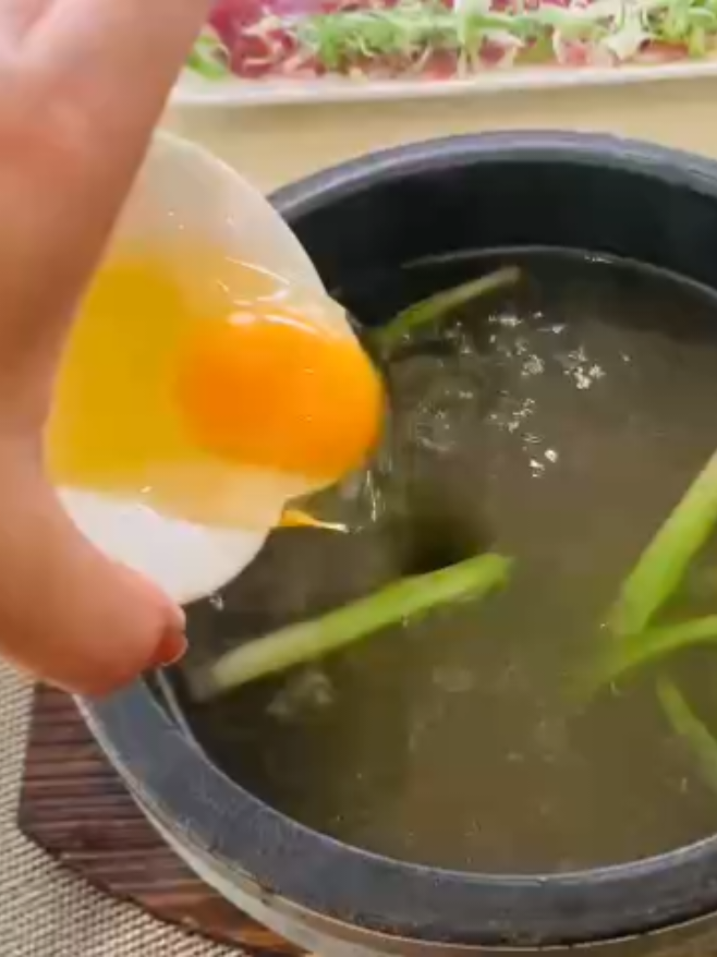 Phở Bát Đá là món phở đặc biệt được phục vụ trong bát đá nóng, giúp nước dùng luôn sôi và giữ nhiệt lâu. Thịt bò được cho vào bát khi nước sôi để tự chín tại bàn, mang lại trải nghiệm mới lạ, thơm ngon và hấp dẫn hơn so với phở truyền thống. #chạmmVietnameseRestaurant #capcut  #ẩmthực  #ẩmthựcviệtnam 