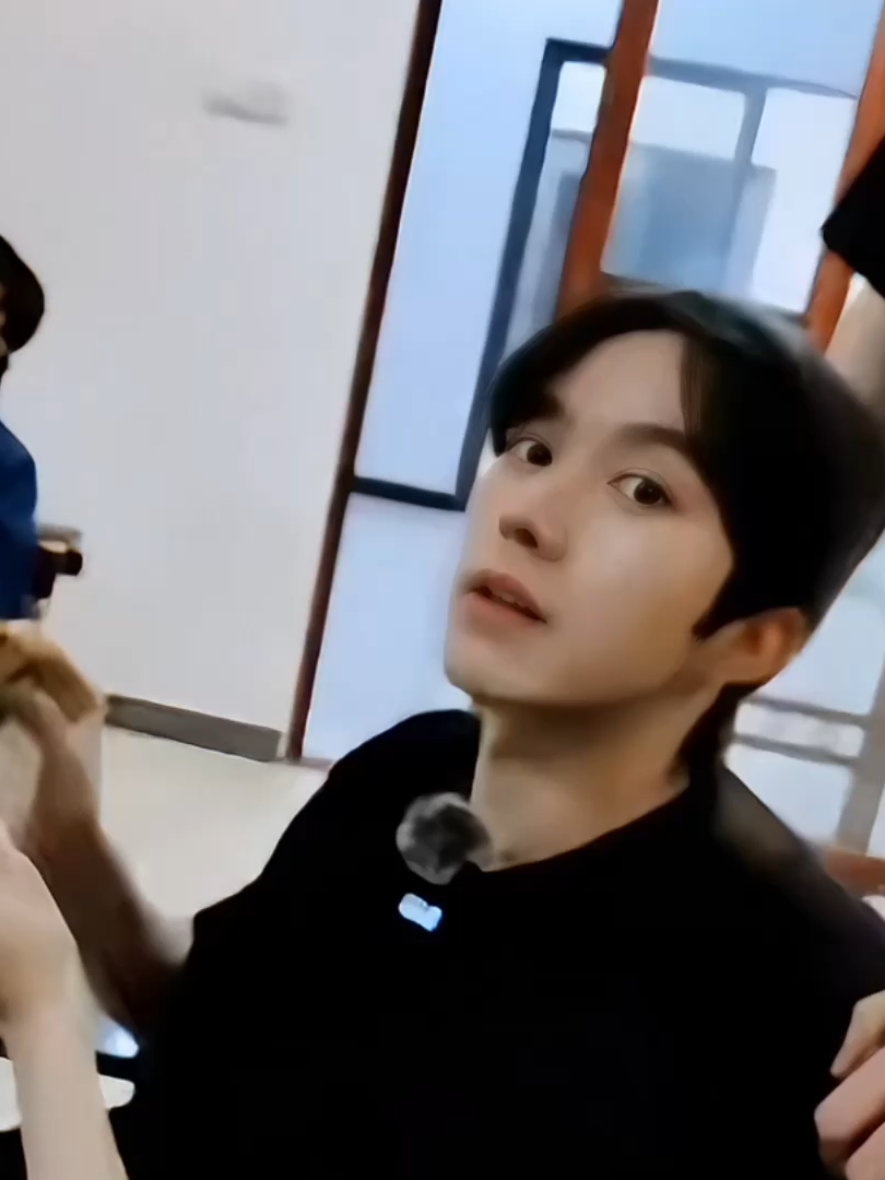 pei en gege, had enough of maknae and his bf attitude. so he slept lol #qiudingjie #huangxing #lipeien #desire4 #xingqiu