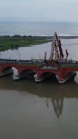 Lokasi baru buat nikmati sunset di Jogja. 📌 Jembatan Baru Pandansimo JJLS Bantul. . #bantul #yogyakarta #dronevideo #sunset 