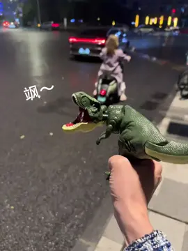 Mainan barunya seru, tapi di jalan agak dingin jam 3 pagi.             #mainan #toys #dinosaurus #trending #fyp 