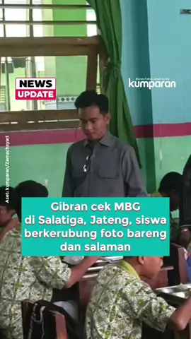 Wakil Presiden Gibran Rakabuming Raka meninjau pelaksanaan program Makan Bergizi Gratis (MBG) di SMPN 9 Salatiga, Jawa Tengah, pada Jumat (7/11). Sebelumnya, Gibran juga meninjau kegiatan cek kesehatan gratis dan imunisasi di SDN Ledok 5 Salatiga. Tiba sekitar pukul 09.00 WIB dengan mengenakan setelan abu-abu gelap, Gibran didampingi oleh Gubernur Jawa Tengah Ahmad Luthfi. Ia meninjau sejumlah ruang kelas dan menyapa para siswa yang sedang menikmati menu MBG berisi nasi, ayam, tahu, sayur buncis, dan anggur. Usai berkeliling dan berinteraksi dengan siswa, Gibran berfoto bersama para pelajar serta guru. Setelah sesi foto, para siswa tampak antusias berebut untuk bersalaman dengan putra sulung Presiden Joko Widodo itu. 📸: Dok. kumparan/Zamachsyari. Follow WhatsApp Channel kumparan untuk dapat Informasi terpercaya dikirim langsung ke WhatsApp kamu. Ketik kum.pr/WAchannel di browser kamu sekarang, agar bisa share informasi tanpa ragu. #newsupdate #update #news #vidol #gibranrakabuming #makanbergizigratis #MBG #cekkesehatangratis #imunisasi #salatiga #jawatengah #info #infoterkini #berita #beritaterkini #bicarafaktalewatberita #kumparan