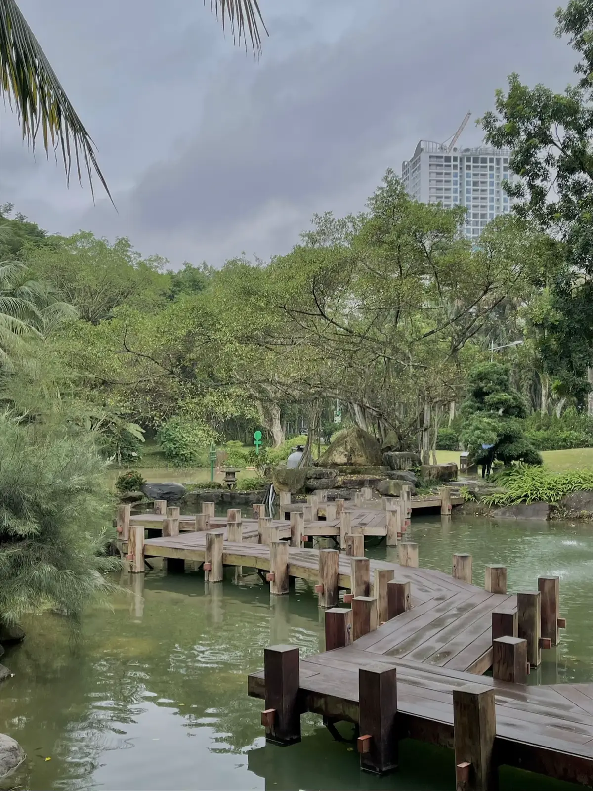 Không ngờ Ecopark lại có góc chill như này. Không mất vé vào, chỗ đỗ xe lại free, mỗi cái nhiều muỗi thôi ạ 😄 #lexoaifam #ecopark #congvien #chill #fyp 