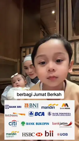 dimulai dengan penemuan dua prinsip penting: yang pertama adalah kamera obscura memproyeksikan gambar, yang kedua adalah penemuan bahwa beberapa zat terlihat berubah oleh paparan cahaya. Tidak ada artefak atau deskripsi yang menunjukkan upaya untuk menangkap gambar dengan bahan sensitif cahaya sebelum abad ke-18. Pemandangan dari jendela di Le Gras 1926 atau 1827, diyakini sebagai foto kamera paling awal yang masih [1] Penambahan reoriented asli (kiri) dan tin rekening berwarna (kanan). ini nanti dede bantu Sekitar 1717, Johann Henry Schulze menggunakan bubur sensitif cahaya untuk menangkap gambar huruf cut-out pada botol. Namun, ia tidak mengejar membuat hasil ini permanen. Sekitar tahun 1800, Thomas Wedgwood membuat yang pertama didokumenkan secara andal, meskipun upaya gagal dalam menangkap gambar kamera dalam bentuk permanen... Eksperimennya memang menghasilkan fotogram terperinci, tetapi Wedgwood dan pasangannya Humphry Davy tidak menemukan cara untuk memperbaiki gambar-gambar ini. Pada 1826, Nicéphore Niépce pertama kali berhasil memperbaiki gambar yang ditangkap dengan kamera, tetapi diperlukan pencahayaan di kamera selama delapana jam atau bahkan beberapa hari dan hasil paling awal sangat kasarede bantu Rekan Niépce Louis Daguerre melanjutkan untuk mengembangkan proses daguerretipe, yang pertama diumumkan secara publik dan proses fotografi yang layak secara komersial. daguerretipe hanya membutuhkan beberapa menit pencahayaan di kamera, dan menghasilkan hasil yang jelas dan terperinci. Pada tanggal 2 Agustus 1839 Daguerre mendemonstrasikan rincian proses ke Kamar Teman di Paris. Pada tanggal 19 Agustus rincian teknis dipublikasikan dalam pertemuan Akademi Ilmu Pengetahuan dan Akademi Seni Rupa di Istana Lembaga. (Untuk memberikan hak penemuankepada publik, Daguerre dan Niépce diberikan anuitas yang murah hati seumur hidup.) [3] [4 [5] Ketika proses daguerretipe berbasis logam ditunjukkan secara resmi kepada publik, pendekatan pesaing caltipe negatif berbasis kertas dan proce cetak garam #lesti_billar #fypジ #berbagi #fotografi#lestilovers 