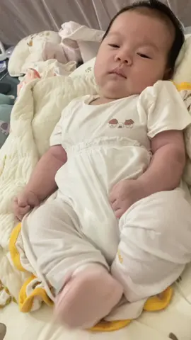 Chill chill vậy thoy #ốcyeu #embeyeu #baby 