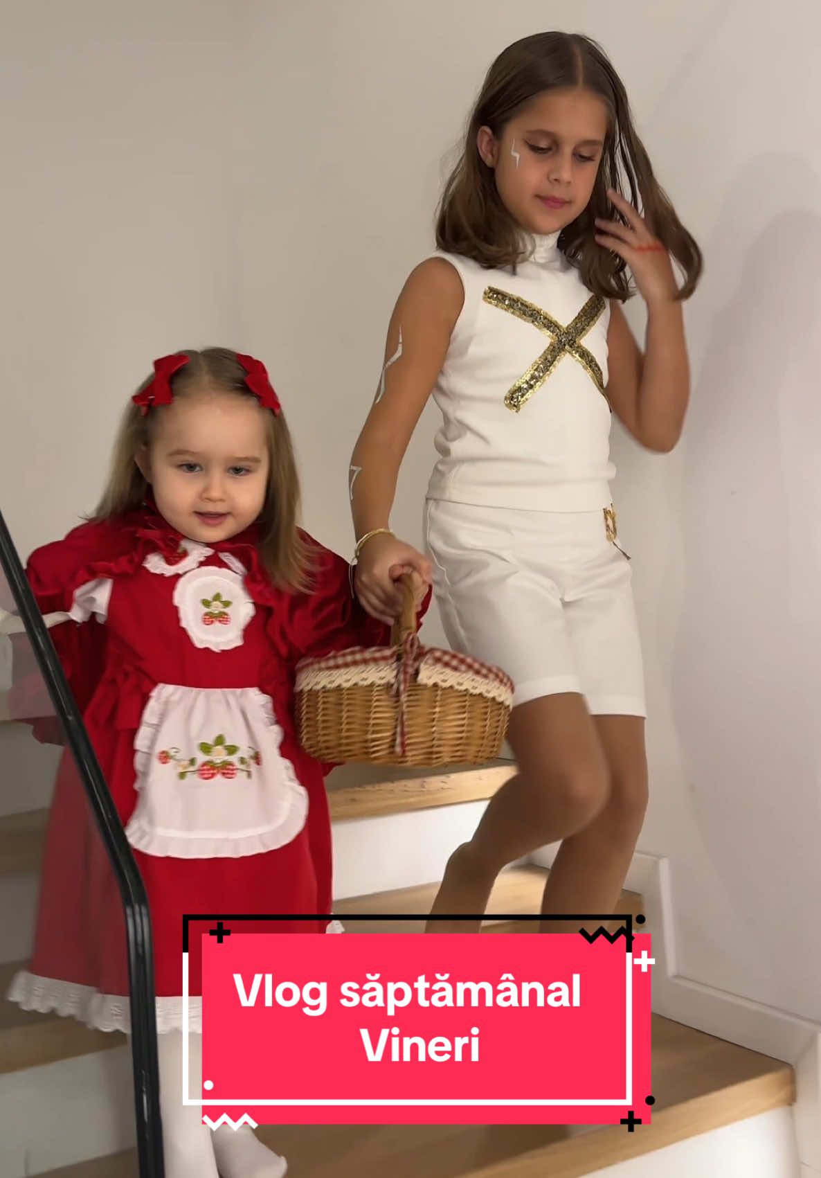 Voi cum v-ați costumat de Halloween? 🎃 #familie #copii #Vlog #dragut #fyp  În acest vlog de familie, Eliza surprinde o zi plină de energie și momente frumoase alături de fetițele ei. Dimineața a început acasă, unde s-a ocupat de toate cele necesare prin gospodărie, iar apoi a pregătit fetițele pentru Halloween – costumașe, accesorii și mult entuziasm. După-amiaza, au pornit prin cartier la colindat, iar vecinii s-au întrecut în decoruri superbe și surprize pentru cei mici, transformând totul într-o experiență magică. Seara, familia a încheiat ziua la o petrecere de Halloween, unde fetele s-au distrat pe cinste pe tobogan, în piscina cu bile și pe trambulină. A fost o zi plină de culoare, zâmbete și amintiri frumoase, petrecută în familie. 🎃🧡 Eva a fost Scufița Roșie, iar Serena a fost Rumi