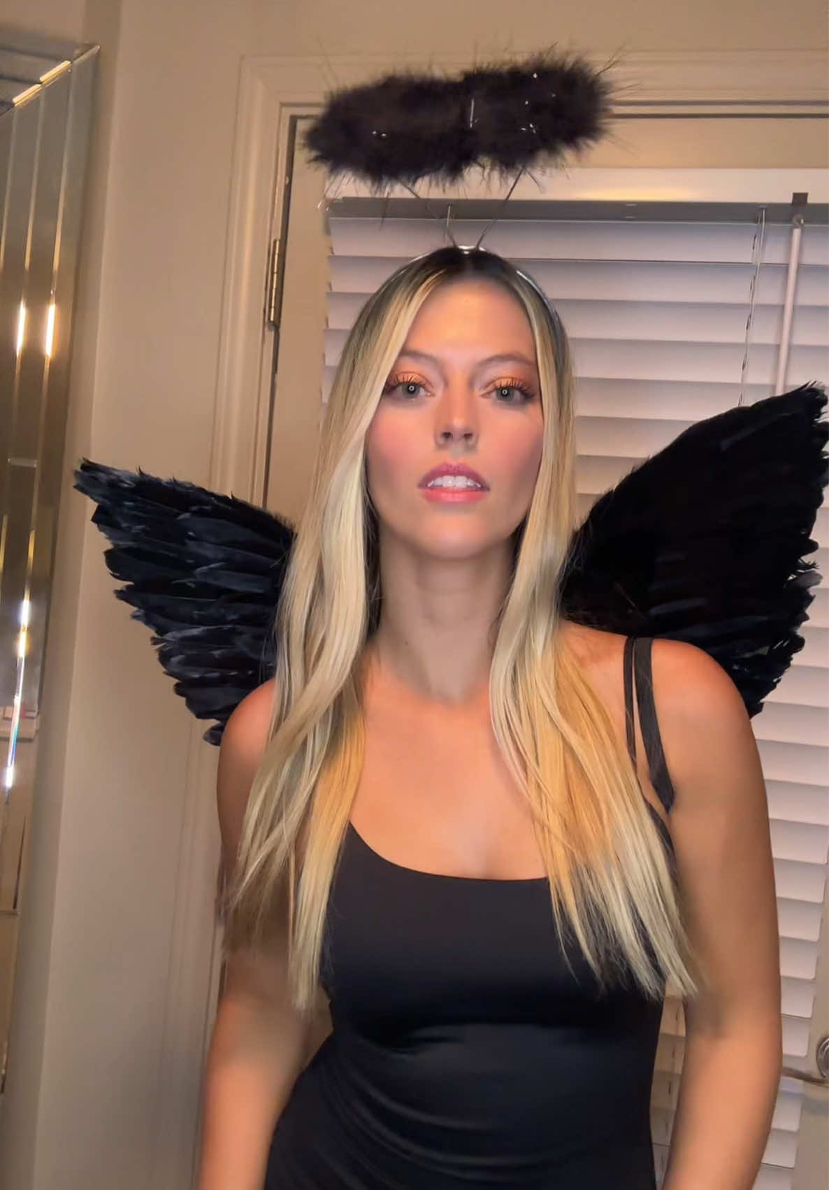 Sorry not sorry for another costume appreciation😇🖤 #halloween #angelcostume #halloweencostume #viral #trending 