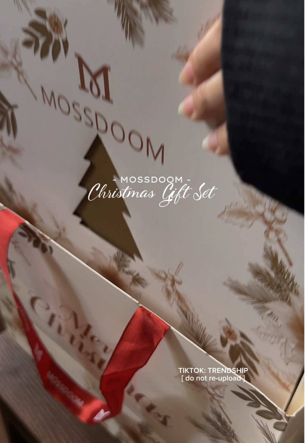 Ooh to receive this @MOSSDOOM PH Christmas Gift set 😩🤎 The gift set that makes Christmas gifting aesthetic 🤍 -dropping on 11.11 #mossdoom #mossdoombag #mossdoomchristmasgiftset #christmasgift #giftideas 