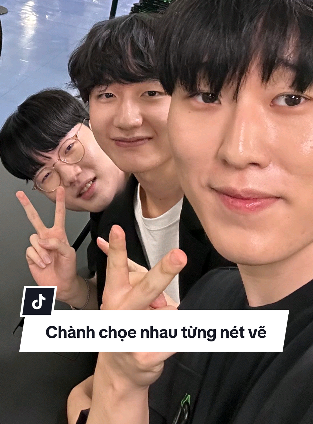 Tam ca Zeka Peanut Viper đi sự kiện 🤣 các bạn kêu vẽ này vẽ nọ xong tam ca nhà vệ sinh này cứ vừa vẽ vừa chí chóe nhau 🤣  #Peanut #Zeka #Viper #Hanwangho #HLE 