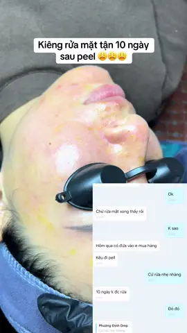 Chăm sóc da sau peel:                   Sau khi peel da hoá học, da của bạn đang trong giai đoạn nhạy cảm và tái tạo, vì vậy việc chăm sóc sau peel rất quan trọng để giúp da phục hồi nhanh, giảm kích ứng, tránh tăng sắc tố và đạt hiệu quả tốt nhất. Dưới đây là hướng dẫn chi tiết: 🌿 1. 24–48 giờ đầu sau peel Da lúc này rất yếu, có thể cảm giác châm chích, căng rát nhẹ hoặc đỏ hồng. ✅ Nên: Không rửa mặt ngay sau peel ít nhất 6–8 giờ (hoặc theo hướng dẫn của bác sĩ/spa). Sau đó, rửa mặt bằng nước muối sinh lý hoặc sữa rửa mặt dịu nhẹ, không chứa cồn, hương liệu (ví dụ: Cetaphil, CeraVe Hydrating, La Roche-Posay Toleriane). Dưỡng ẩm phục hồi: dùng kem chứa thành phần như: Panthenol (B5) – phục hồi, giảm đỏ (VD: Bepanthen, La Roche-Posay Cicaplast Baume B5) Centella Asiatica (rau má) – làm dịu da Ceramide – củng cố hàng rào bảo vệ da Tránh nắng tuyệt đối: hạn chế ra ngoài, nếu cần thiết phải dùng khẩu trang, mũ rộng vành, và kem chống nắng vật lý SPF 50+ (chỉ bôi khi da không còn rát). 🚫 Không nên: Không chạm tay, không cạy da khi da bắt đầu bong. Không dùng sản phẩm có acid (AHA, BHA, retinol, vitamin C). Không trang điểm, không tẩy trang bằng dầu hoặc nước tẩy mạnh. 💧 2. Từ ngày 3–7 Da bắt đầu bong nhẹ, sần sùi, có thể hơi khô. ✅ Nên: Rửa mặt nhẹ nhàng bằng srm dịu nhẹ     Tiếp tục dưỡng ẩm đều đặn ngày 2–3 lần/ngày. Xịt khoáng hoặc dùng mặt nạ phục hồi (loại không cồn, không hương liệu). Không bóc da – để da bong tự nhiên để tránh thâm sẹo. Khi da đã ổn, có thể bắt đầu dùng kem chống nắng mỗi ngày, dặm lại sau 3–4 tiếng nếu ra nắng. 🌼 3. Sau 7 ngày trở đi (hoặc khi da ổn định) Có thể từ từ quay lại routine bình thường: Rửa mặt dịu nhẹ. Dưỡng ẩm đều đặn. Sau 10–14 ngày, có thể bắt đầu lại các hoạt chất như AHA/BHA, retinol, vitamin C (bắt đầu chậm, 1–2 lần/tuần). ⚠️ Dấu hiệu cần gặp bác sĩ Đỏ, rát kéo dài >3 ngày. Bong mủ, rỉ dịch, đau nhức. Xuất hiện thâm nâu đậm bất thường.#peelda #chamsocdasaupeel #laymunchuanykhoa #dinh_duoc_bacgiang #trietlonglanh 