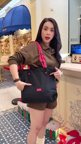 Ai nói túi đen là nhàm chán? Chỉ cần một chút hồng là đủ ‘cháy trend#tui #tuihottrend #OOTD #hongtiny #style2025 