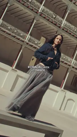“Sei l’uragano più bello che abbia mai visto.” Così si apre Mio Cristo Piange Diamanti, la nuova traccia interamente in italiano di ROSALÍA, dal suo album LUX. Che ne pensate? 🫂 #rosalia #italiano #lux #miocristopiangediamanti #album