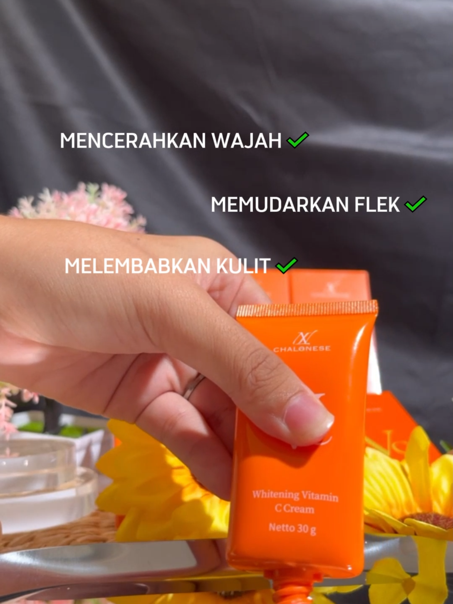 tanpa bedak pun dengan vc chalonese wajahmu sudah glowing dan cerah maksimal🙌🥰#skincareroutine #wajahglowing #masukberanda #cantikalaminatural #dailyskincare #bpomdanhalal✅ #chalonese #kulitsehat #virall #kulitcerah #fyppppppppppppppppppppppp