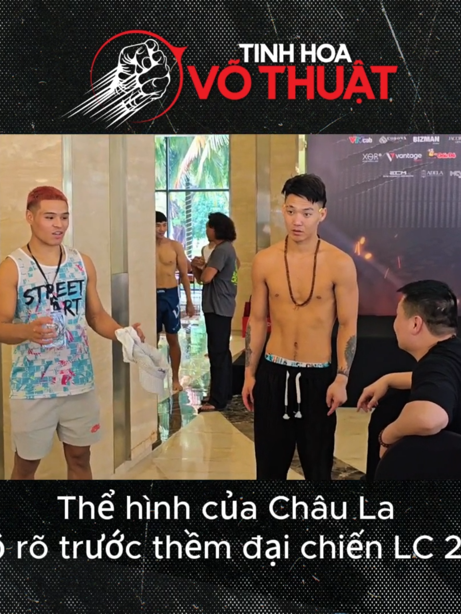 Võ sĩ người Trung Quốc - Châu La xuất hiện với thân hình khá gầy và mảnh mai hơn đáng kể so với đối thủ Hà Thế Anh. 🔥 Dù lép vế về thể hình, Châu La vẫn tỏ ra tự tin trước giờ lên sàn. Liệu tốc độ và kỹ thuật có đủ giúp anh vượt qua sức mạnh áp đảo của Hà Thế Anh tại Lion Championship 28? #tinhhoavothuat #LC28 #LIONChampionship #ChauLa