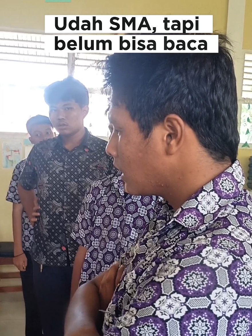 Walau usia biologisnya sudah remaja atau dewasa, kemampuan akademiknya hanya setara dengan anak SD kelas 1–3. Yapp itulah mereka ABK Tunagrahita. Anak tunagrahita adalah anak dengan hambatan intelektual (intellectual disability), yang ditandai dengan: 1) Tingkat IQ di bawah rata-rata (biasanya <70), 2) Keterbatasan dalam fungsi adaptif, seperti komunikasi, akademik dasar, dan kehidupan sehari-hari, 3) Hambatan tersebut muncul sebelum usia 18 tahun. Ciri utama anak Tunagrahita menurut American Association on Intellectual and Developmental Disabilities (AAIDD, 2010): 1) Mereka memiliki kemampuan belajar yang lambat, membutuhkan pengulangan berulang-ulang. 2) Kemampuan membaca dan berhitung sering kali terbatas hanya pada tahap dasar (misalnya mengenali huruf, kata sederhana, angka 1–10). 3) Fisiknya normal, tapi pemrosesan informasi otaknya tidak secepat anak normal pada umumnya. #anakspecial  #pendidikan  #anakberkebutuhankhusus  #belajarmembaca 