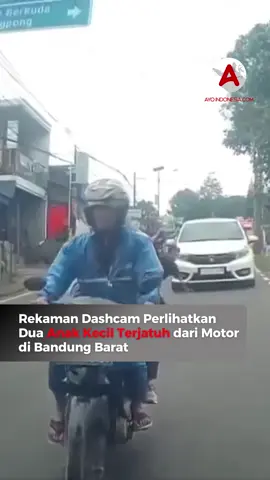 Viral di media sosial rekaman dashcam milik Agus Saputra menangkap momen menegangkan saat dua anak kecil terjatuh dari motor di Jalan Parongpong, Bandung Barat pada Rabu (5/11/2025).  Kejadian itu terjadi di tengah lalu lintas padat dan baru disadari Agus setelah ia memeriksa rekamannya di rumah. Beruntung, warga sekitar langsung sigap menolong kedua anak tersebut.  “Kaget pas nyetir santai tiba-tiba ada anak teriak dan nangis, ternyata dua anak jatuh dari motor. Hati-hati ya,” tulis Agus. Follow terus @ayoindonesiacom #anak #terjatuh #parongpong #bandungbarat 