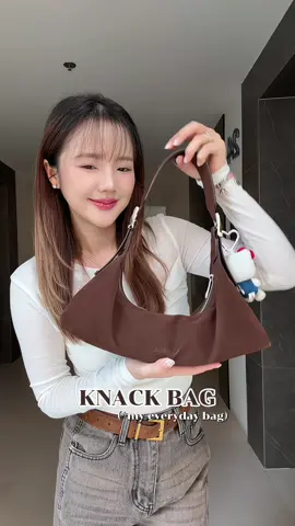 ตั้งแต่ได้น้องคนนี้มาก็ใช้ทุกวันเลย กระเป๋าหนังกลับ Knack รุ่น jennie สีน้ำตาลสวยถูกต้อง! แมทช์ได้ทุกลุคเว่อร์ แล้วรุ่นนี้บอกเลยว่าสะพายขึ้นไหล่ยังไงก็ดูเกร๋ #knackbag #กระเป๋าหนังกลับ #กระเป๋าสีน้ําตาล #รีวิวกระเป๋า 