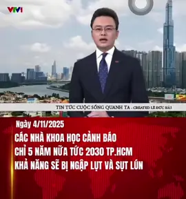 Thành phố Hồ Chí Minh – trung tâm kinh tế lớn nhất cả nước, đang phải đối mặt với một thách thức ngày càng nghiêm trọng: ngập lụt và sụt lún đất. Nếu không có những biện pháp mạnh mẽ và kịp thời, đến năm 2030, nhiều khu vực của thành phố có thể chìm sâu dưới mực nước biển. Theo các chuyên gia, mỗi năm TP.HCM sụt lún trung bình từ 1 đến 2 cm, có nơi lên đến 5 cm/năm – chủ yếu do khai thác nước ngầm và tải trọng xây dựng quá lớn. Trong khi đó, biến đổi khí hậu khiến mực nước biển dâng nhanh hơn dự báo, mưa cực đoan xảy ra thường xuyên hơn, làm gia tăng nguy cơ ngập nặng. Nhiều khu vực trũng thấp như Nhà Bè, Bình Chánh, Quận 7 được cảnh báo có thể ngập sâu từ 0,5 đến 1 mét chỉ trong vài giờ mưa lớn kết hợp triều cường. Những tuyến đường vốn là “điểm đen” ngập nước hôm nay có thể trở thành “sông trên phố” trong tương lai gần. Ngập lụt không chỉ gây thiệt hại kinh tế hàng nghìn tỷ đồng mỗi năm, mà còn ảnh hưởng nghiêm trọng đến chất lượng sống, sức khỏe và môi trường đô thị. Sụt lún khiến hệ thống thoát nước kém hiệu quả, trong khi hạ tầng chống ngập lại chưa theo kịp tốc độ đô thị hóa. Giải pháp nào cho TP.HCM? Các chuyên gia đề xuất hạn chế khai thác nước ngầm, tăng diện tích cây xanh và hồ điều tiết, xây dựng hệ thống đê bao hiện đại, và chuyển đổi mô hình đô thị theo hướng thích ứng khí hậu. Nhưng hơn hết, cần sự đồng lòng của chính quyền, doanh nghiệp và người dân – bởi thời gian không còn nhiều. Năm 2030 đang đến gần. Liệu TP.HCM có thể vượt qua “làn nước dâng” để tiếp tục là thành phố đáng sống, bền vững và kiêu hãnh bên dòng sông Sài Gòn? Câu trả lời – nằm trong hành động của chúng ta hôm nay.