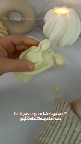 Mi primera vela fue un desastre 🫠 (burbujas y olor fuerte), pero con técnica entendí que el cambio es empezar, comentá EMPEZAR 👇 para dar el primer paso 🚀, seguinos para inspiración, y para la capacitación completa 👩‍💻 envíanos un mensaje privado ya mismo ✉️.  #velasartesanales  #velasaromaticas  #velasdecorativas  #velas #hechoconamor 