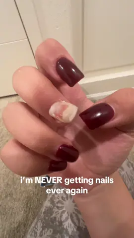 i’m too scared to pull the whole thing out #brokennail #fakenails #gelnail #fml #irritatedaf 