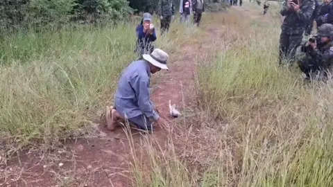 เปิดวินาทีตาลุยก้มกราบแผ่นดิน หลังได้คืนที่ดินบ้านหนองจาน จ.สระแก้ว  #ไทยกัมพูชา #ชายแดนไทยกัมพูชา #บ้านหนองจาน #สระแก้ว 