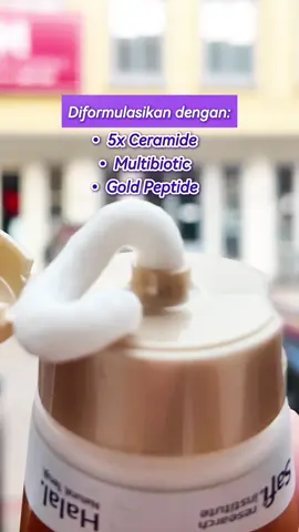 Kulit sensitif juga berhak terasa tenang 💛 Safi Age Defy Sensitive Biome dibuat dengan formula yang lembut dan aman untuk bumil & busui, tanpa mengorbankan hasil. Diperkuat oleh:  ✨ Multibiotics untuk microbiome lebih seimbang  💧 5x Ceramide untuk skin barrier yang lebih kuat  🌿 Gold Peptide untuk membantu menenangkan kemerahan karena merawat kulit tidak boleh bikin khawatir. Biarkan kulitmu merasa safe dan nyaman setiap hari. #SafiAgeDefy #SensitiveBiome #BumilBusuiFriendly