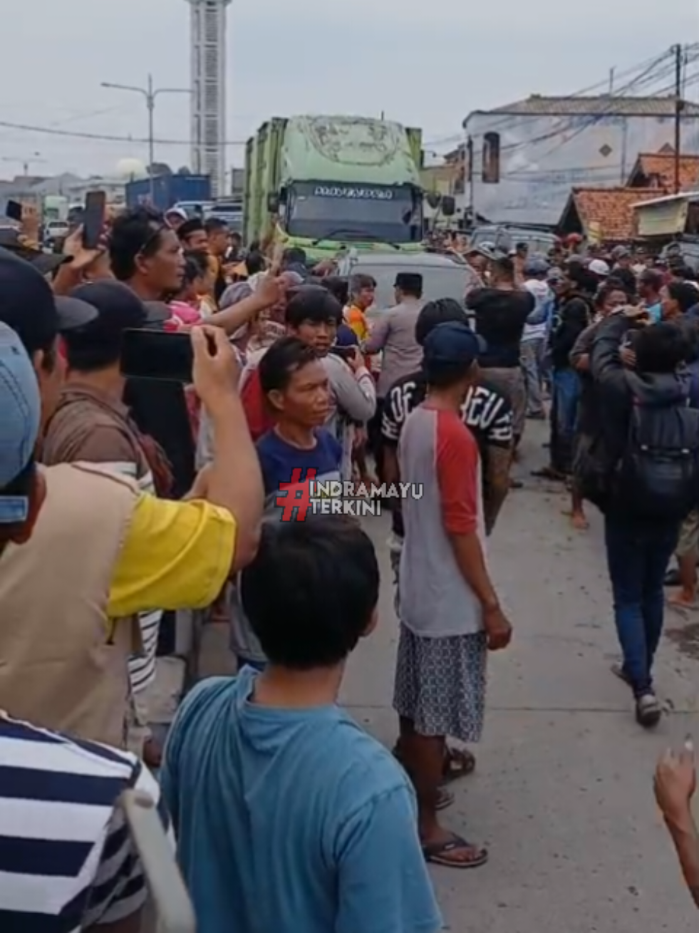 Indramayu – Warga Desa Eretan Wetan kembali menyerukan aksi solidaritas besar-besaran dengan tajuk “Eretan Wetan Menolak Tenggelam”. Aksi ini digelar sebagai bentuk kekecewaan dan tuntutan masyarakat terhadap permasalahan banjir rob yang tak kunjung terselesaikan. Kegiatan ini mengundang seluruh elemen masyarakat — mahasiswa, petani, nelayan, buruh, awak media, serta seluruh rakyat Indonesia — untuk bersatu menunjukkan solidaritas bagi Eretan Wetan yang terus berjuang menghadapi ancaman tenggelam akibat rob dan abrasi pantai. #indramayuterkini #banjirrob #eretanwetan 