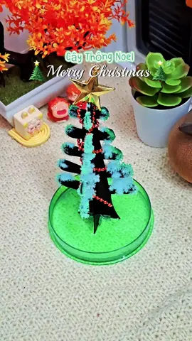 Đồ chơi tuổi thơ Cây Thông Noem ma thuật nè, lâu rồi mới thấy không khí giáng sinh luôn đó nha 🥰🥰 #quadenriviu #caythongnoel #dochoituoitho #noel #merrychristmas 